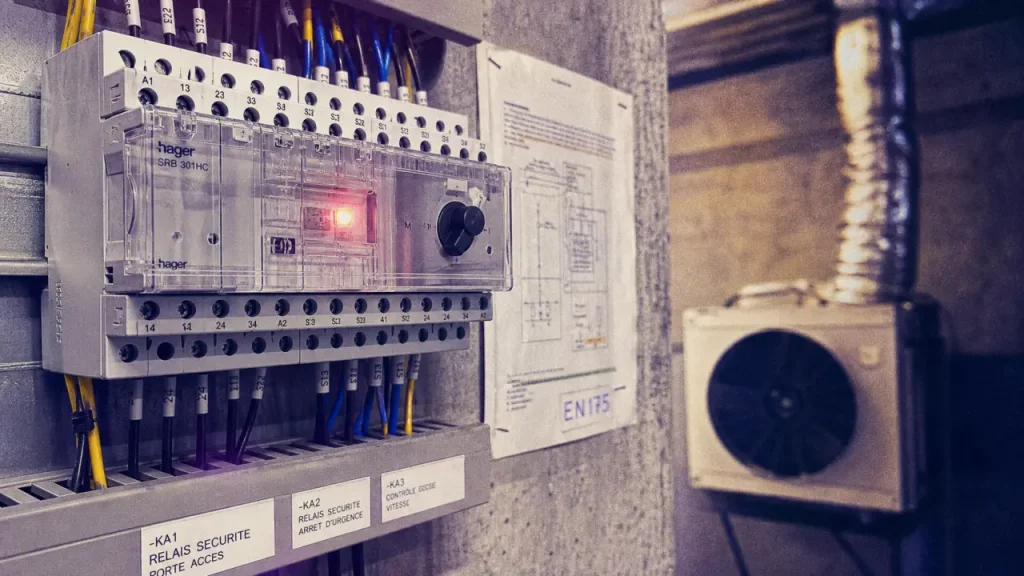 Voyant rouge sur le relais DSC Hager EN175 : pourquoi la chaudière se coupe