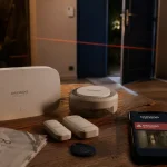 Alarme connectée sans abonnement, alerte intrusion sur smartphone.