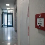 Boitier alarme incendie fixé à la bonne hauteur