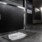 Porte anti squat noire pour protéger une entrée vacante