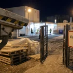 Vidéosurveillance chantier : caméra sur mât près du portail