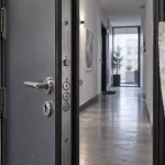 Porte palière blindée 40 dB EI30 dans un couloir d’immeuble